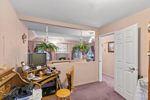 117-1321 Ridgeway Drive, Kelowna, BC - Indoor Photo Showing Other Room