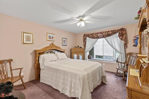 117-1321 Ridgeway Drive, Kelowna, BC - Indoor Photo Showing Bedroom