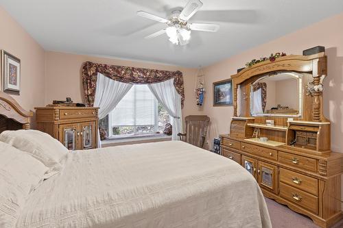 117-1321 Ridgeway Drive, Kelowna, BC - Indoor Photo Showing Bedroom