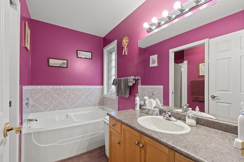 117-1321 Ridgeway Drive, Kelowna, BC - Indoor Photo Showing Bathroom