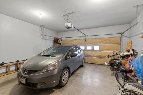 117-1321 Ridgeway Drive, Kelowna, BC - Indoor Photo Showing Garage