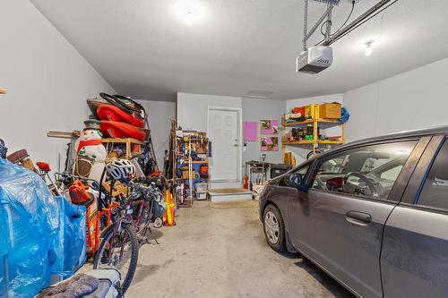 117-1321 Ridgeway Drive, Kelowna, BC - Indoor Photo Showing Garage