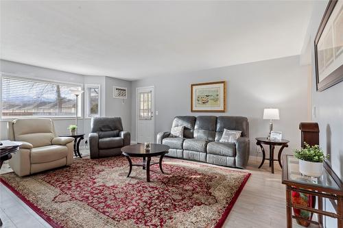 103-987 Klo Road, Kelowna, BC - Indoor Photo Showing Living Room