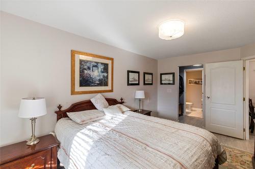 103-987 Klo Road, Kelowna, BC - Indoor Photo Showing Bedroom