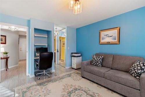 103-987 Klo Road, Kelowna, BC - Indoor Photo Showing Living Room