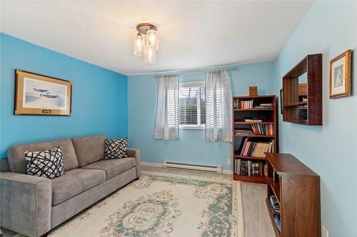 103-987 Klo Road, Kelowna, BC - Indoor Photo Showing Living Room