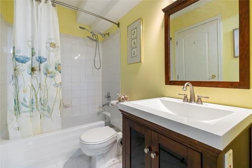 103-987 Klo Road, Kelowna, BC - Indoor Photo Showing Bathroom