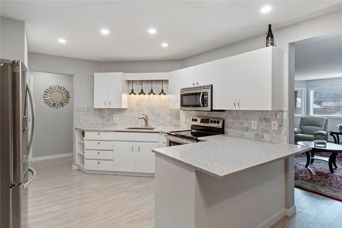 103-987 Klo Road, Kelowna, BC - Indoor Photo Showing Kitchen With Stainless Steel Kitchen With Upgraded Kitchen