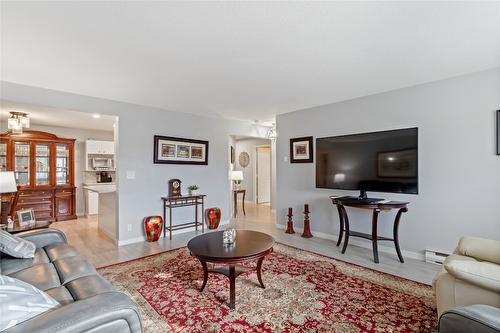 103-987 Klo Road, Kelowna, BC - Indoor Photo Showing Living Room