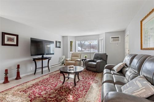 103-987 Klo Road, Kelowna, BC - Indoor Photo Showing Living Room