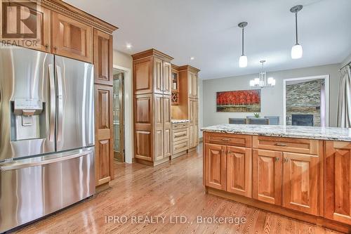 10 Delayne Drive, Aurora, ON - Indoor Photo Showing Kitchen