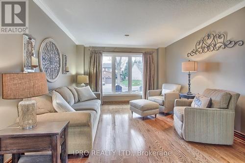 10 Delayne Drive, Aurora, ON - Indoor Photo Showing Living Room