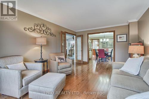 10 Delayne Drive, Aurora, ON - Indoor Photo Showing Living Room