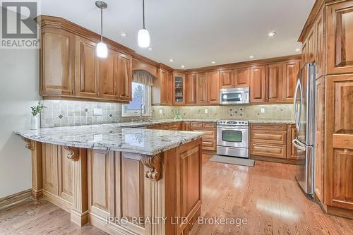 10 Delayne Drive, Aurora, ON - Indoor Photo Showing Kitchen