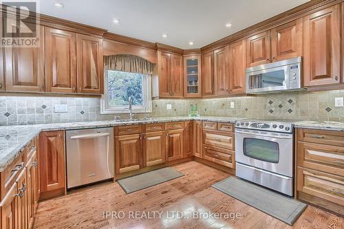 10 Delayne Drive, Aurora, ON - Indoor Photo Showing Kitchen