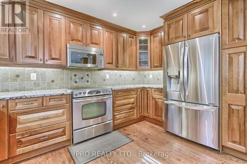 10 Delayne Drive, Aurora, ON - Indoor Photo Showing Kitchen