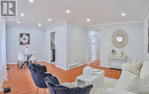 5 Hathway Drive, Toronto, ON - Indoor Photo Showing Living Room