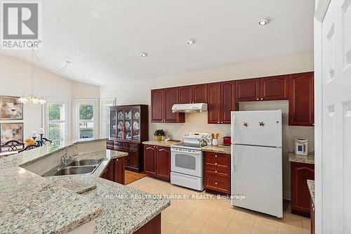 2 Suggs Lane, Whitchurch-Stouffville, ON - Indoor Photo Showing Kitchen With Double Sink