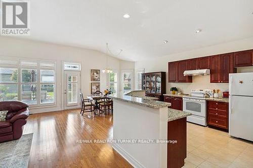 2 Suggs Lane, Whitchurch-Stouffville, ON - Indoor Photo Showing Kitchen