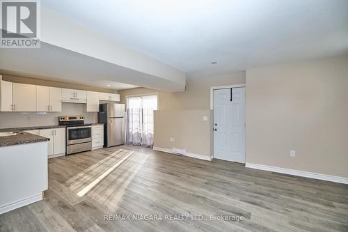 437 Sugarloaf Street, Port Colborne (878 - Sugarloaf), ON - Indoor Photo Showing Kitchen With Stainless Steel Kitchen