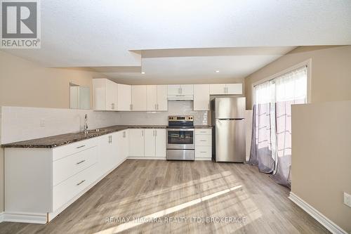 437 Sugarloaf Street, Port Colborne (878 - Sugarloaf), ON - Indoor Photo Showing Kitchen With Stainless Steel Kitchen