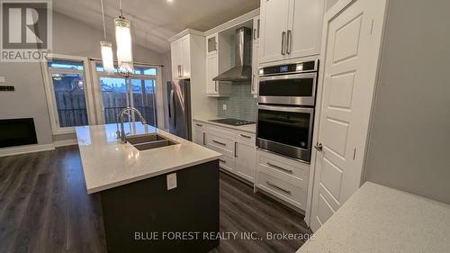 22 - 10 Mcpherson Court, Central Elgin, ON - Indoor Photo Showing Kitchen With Double Sink With Upgraded Kitchen