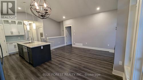 22 - 10 Mcpherson Court, Central Elgin, ON - Indoor Photo Showing Kitchen With Double Sink