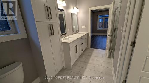 22 - 10 Mcpherson Court, Central Elgin, ON - Indoor Photo Showing Bathroom