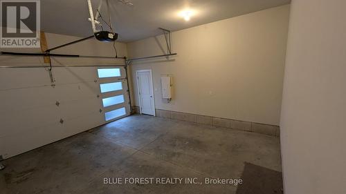 22 - 10 Mcpherson Court, Central Elgin, ON - Indoor Photo Showing Garage