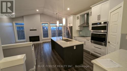 22 - 10 Mcpherson Court, Central Elgin, ON - Indoor Photo Showing Kitchen With Double Sink With Upgraded Kitchen