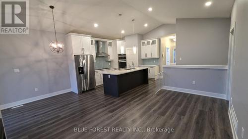 22 - 10 Mcpherson Court, Central Elgin, ON - Indoor Photo Showing Kitchen