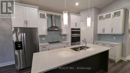 22 - 10 Mcpherson Court, Central Elgin, ON - Indoor Photo Showing Kitchen With Double Sink With Upgraded Kitchen