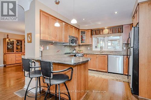 957 Sanford Drive, Burlington, ON - Indoor Photo Showing Kitchen