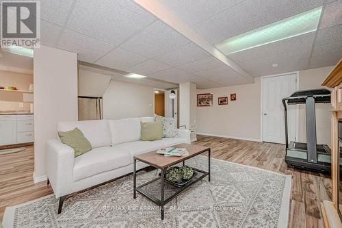 957 Sanford Drive, Burlington, ON - Indoor Photo Showing Living Room