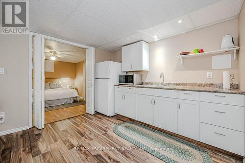 957 Sanford Drive, Burlington, ON - Indoor Photo Showing Kitchen