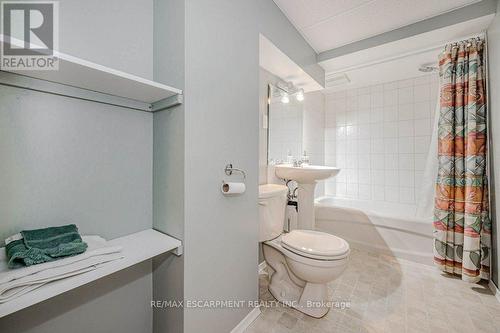 957 Sanford Drive, Burlington, ON - Indoor Photo Showing Bathroom