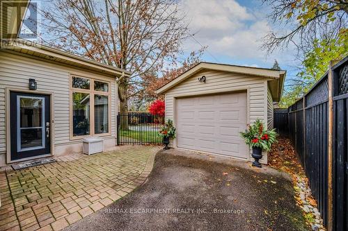 957 Sanford Drive, Burlington, ON - Outdoor With Exterior