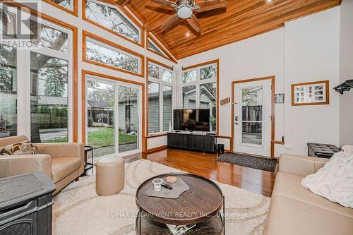 957 Sanford Drive, Burlington, ON - Indoor Photo Showing Living Room