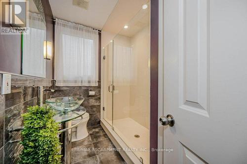 957 Sanford Drive, Burlington, ON - Indoor Photo Showing Bathroom