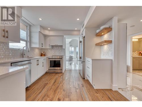 1160 Sunset Drive Unit# 1702, Kelowna, BC - Indoor Photo Showing Kitchen With Upgraded Kitchen