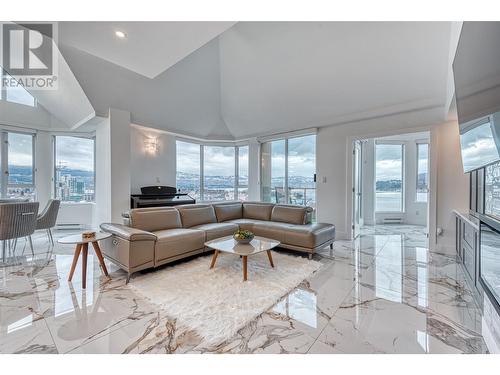 1160 Sunset Drive Unit# 1702, Kelowna, BC - Indoor Photo Showing Living Room