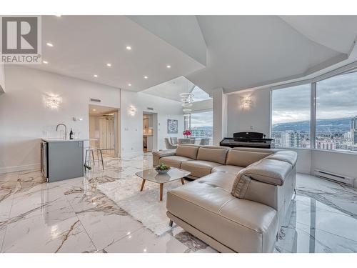 1160 Sunset Drive Unit# 1702, Kelowna, BC - Indoor Photo Showing Living Room