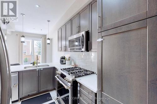 5 Maple Cider Street, Caledon, ON - Indoor Photo Showing Kitchen With Upgraded Kitchen