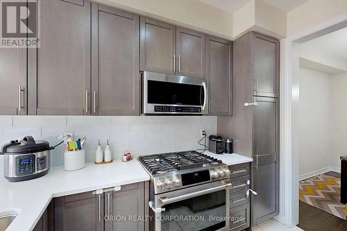 5 Maple Cider Street, Caledon, ON - Indoor Photo Showing Kitchen With Upgraded Kitchen