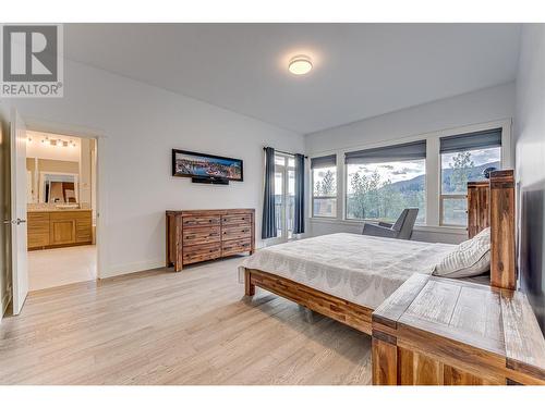 Main House - 645 St Annes Road, Spallumcheen, BC - Indoor Photo Showing Bedroom