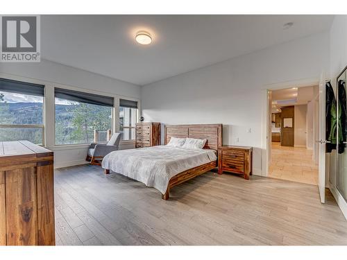 Main House - 645 St Annes Road, Spallumcheen, BC - Indoor Photo Showing Bedroom