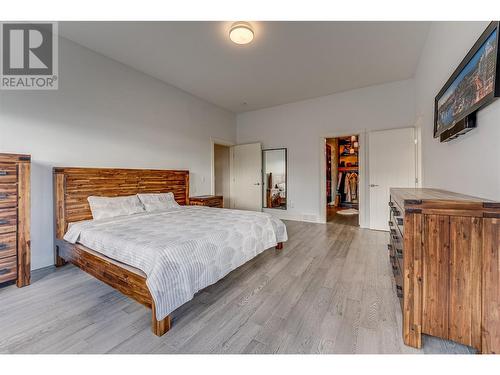 Main House - 645 St Annes Road, Spallumcheen, BC - Indoor Photo Showing Bedroom