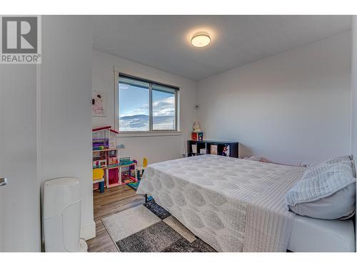 Main House - 645 St Annes Road, Spallumcheen, BC - Indoor Photo Showing Bedroom