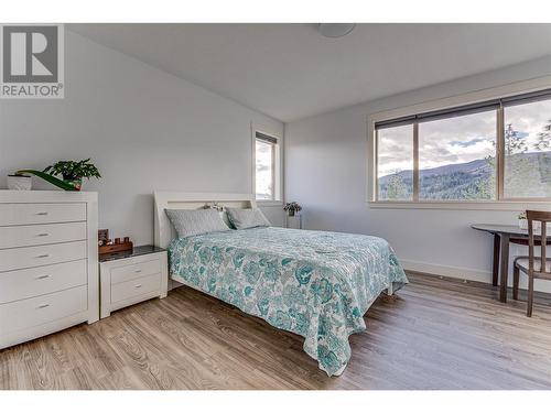 Main House - 645 St Annes Road, Spallumcheen, BC - Indoor Photo Showing Bedroom