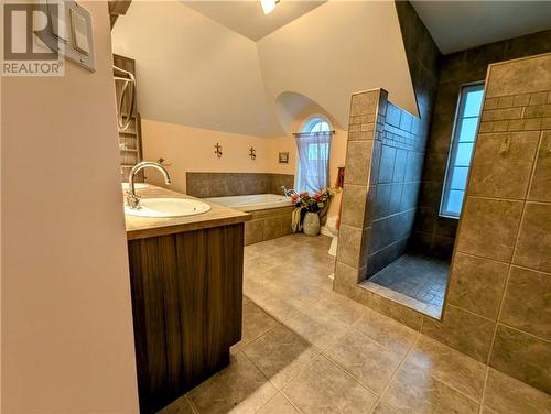 6218 Shannon Lane, Bainsville, ON - Indoor Photo Showing Bathroom